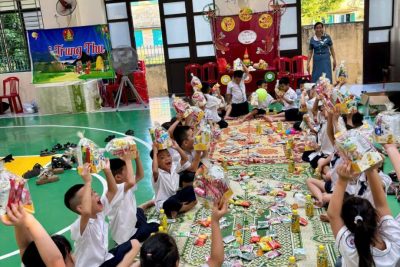 Cô trò lớp 2B tham gia hoạt động trải nghiệm “Vui hội Trăng Rằm – Đèn lồng thắp sáng ước mơ”